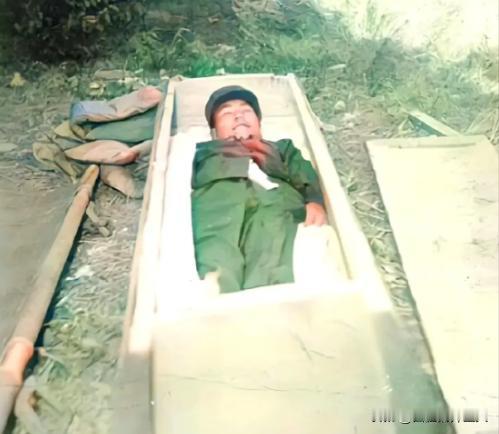 1979年，一位名叫李光华的战士，在对越自卫反击战中牺牲，在他被安葬前，战友们给
