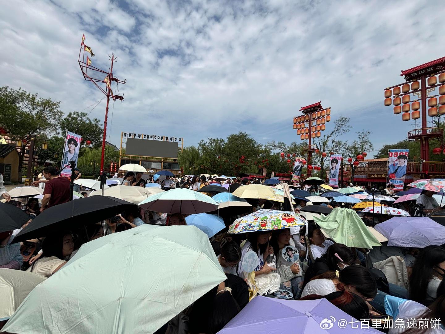 刘轩丞今天开封线下活动应援，好多人啊人山人海 ​​​