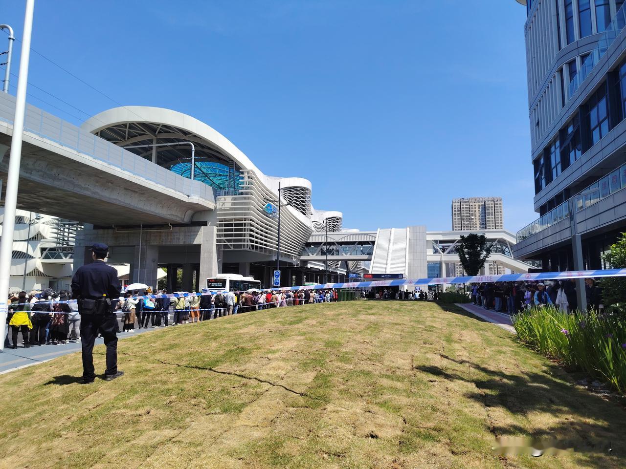 今天的南京S2线 预估流量22万人次

今天去马鞍山 采石矶公园玩。
今天早上8