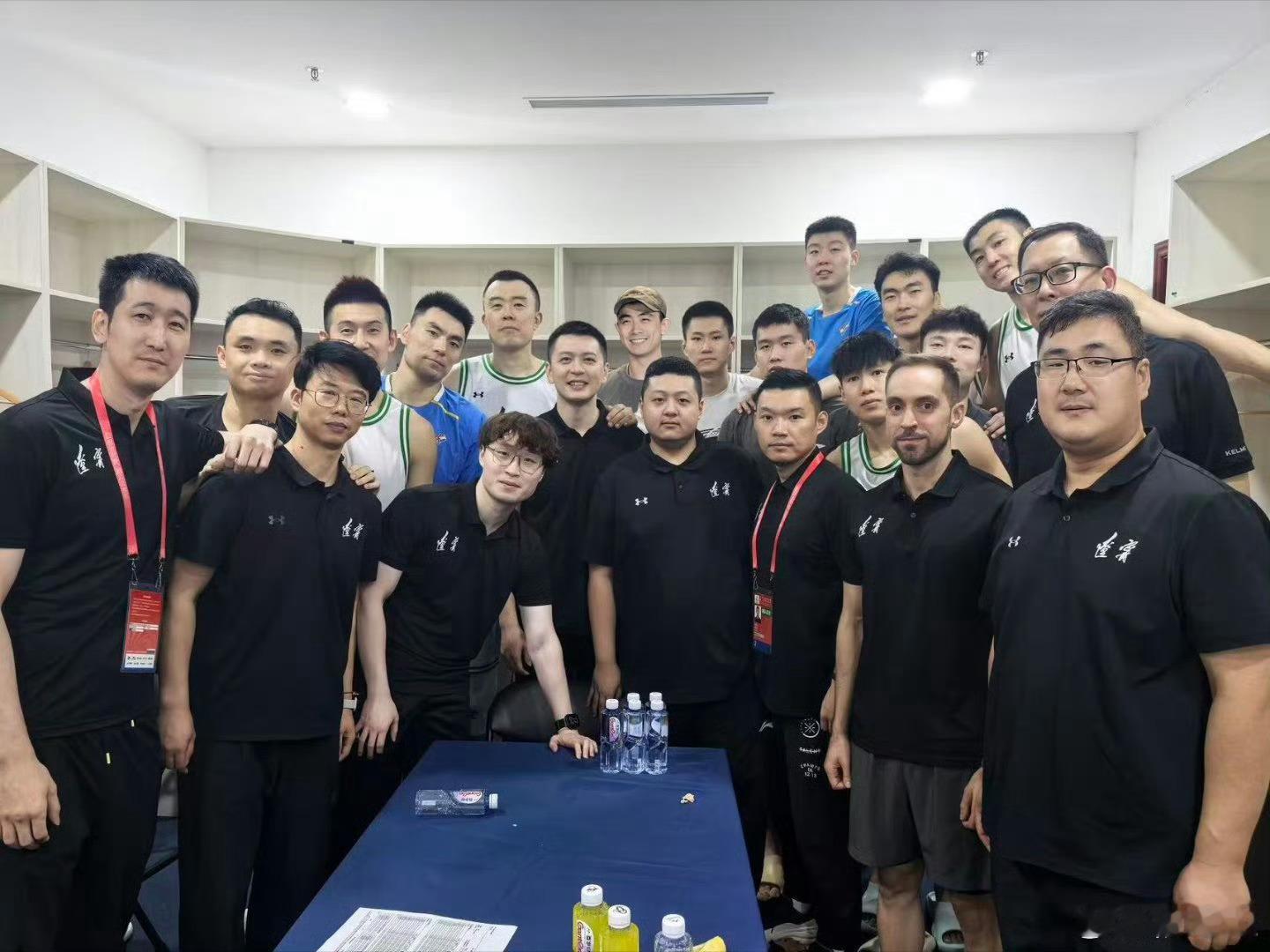 全运会男篮成年组结束第十五届全运会征程赛后辽宁队打扫更衣室并留下感谢信