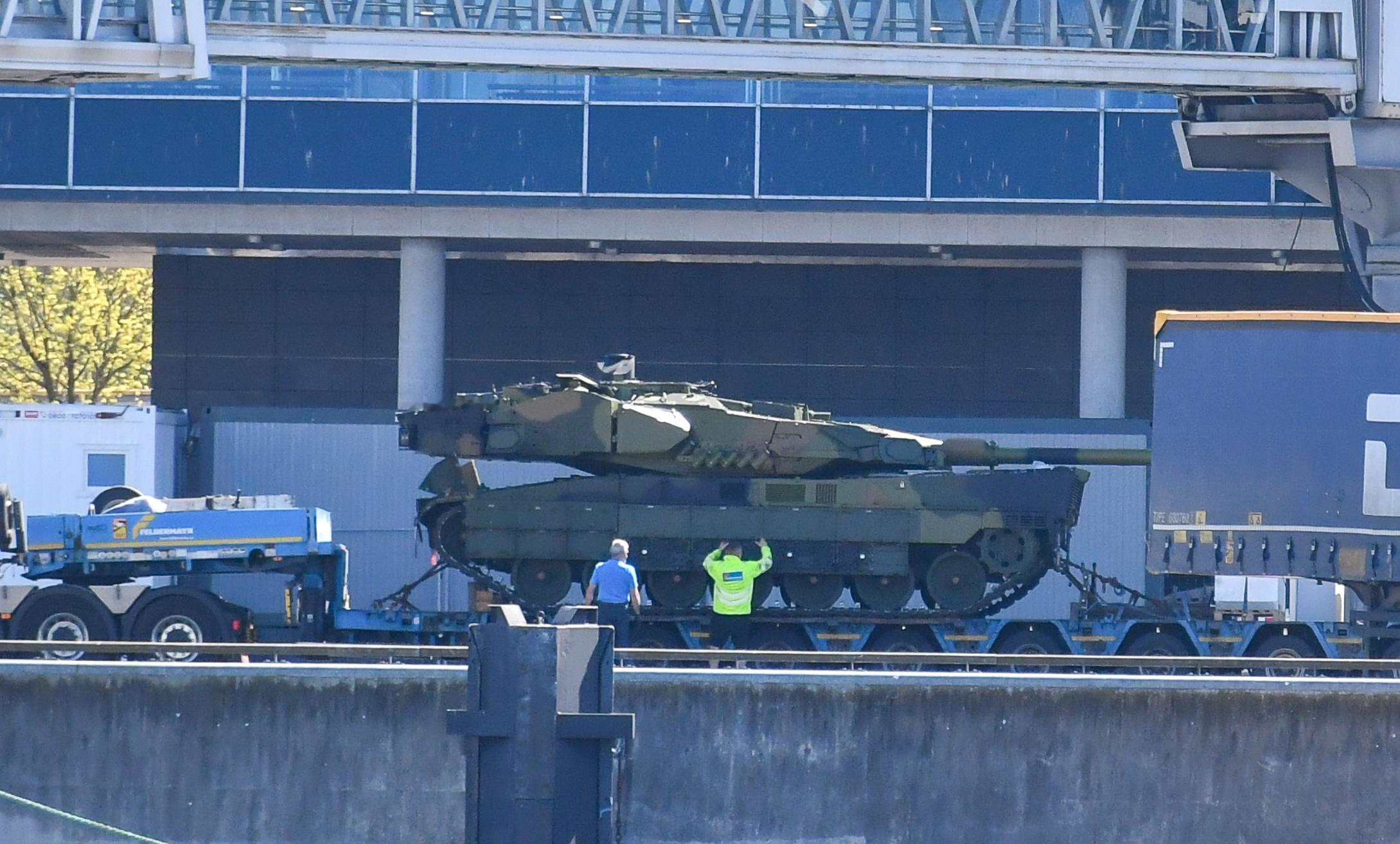 第一批挪威采购的“豹2A8NOR”坦克在德国基尔被发现，挪威一共采购了54辆豹2