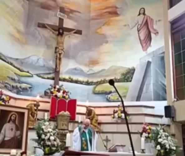 教堂直播正在全网转播，神父站在祭坛主持礼拜，身后巨型十字架毫无征兆轰然倒塌，直播