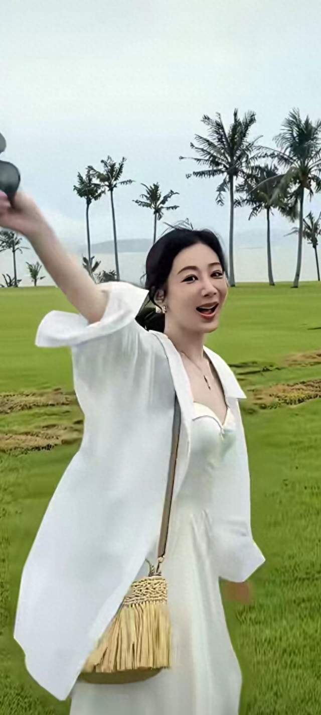 杨紫海边随拍氛围感拉满！一身白衣尽显松弛魅力