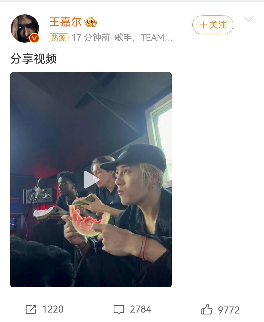 王嘉尔吃自己的瓜王嘉尔这个吃瓜就是最强的回应了！和宋雨琦恋爱的传闻假的别信 