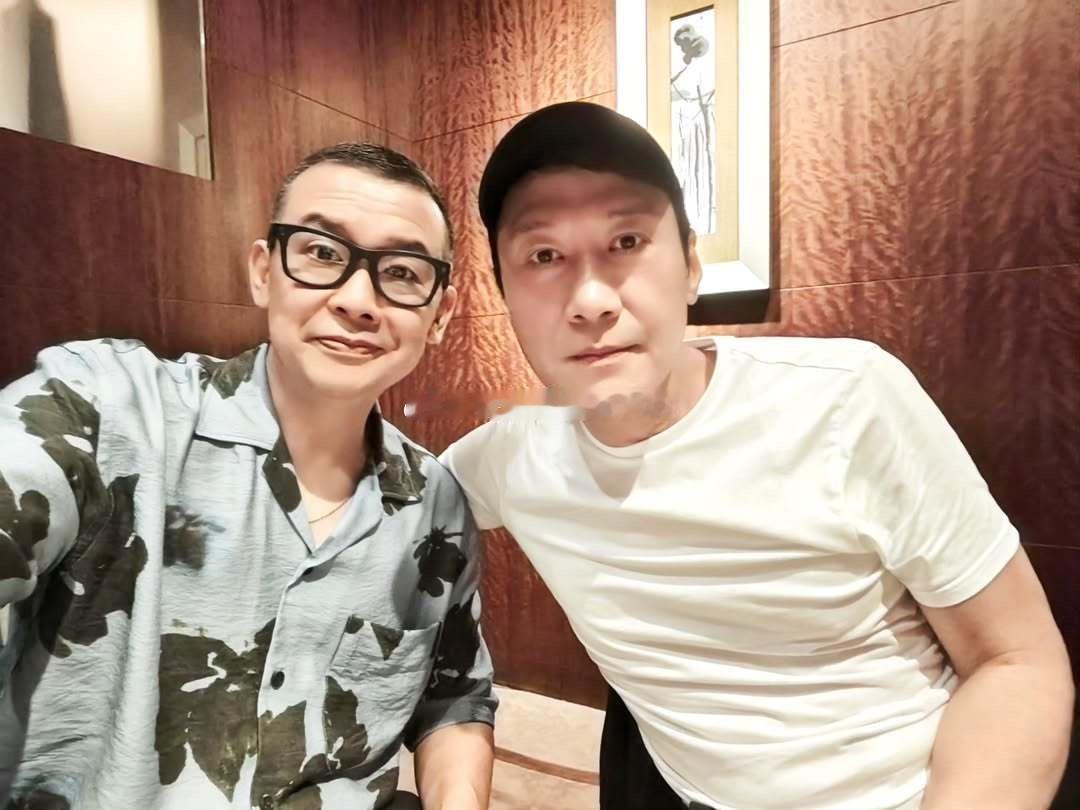 黎明和雷颂德最新合照 黎明请客吃饭~ ​​​