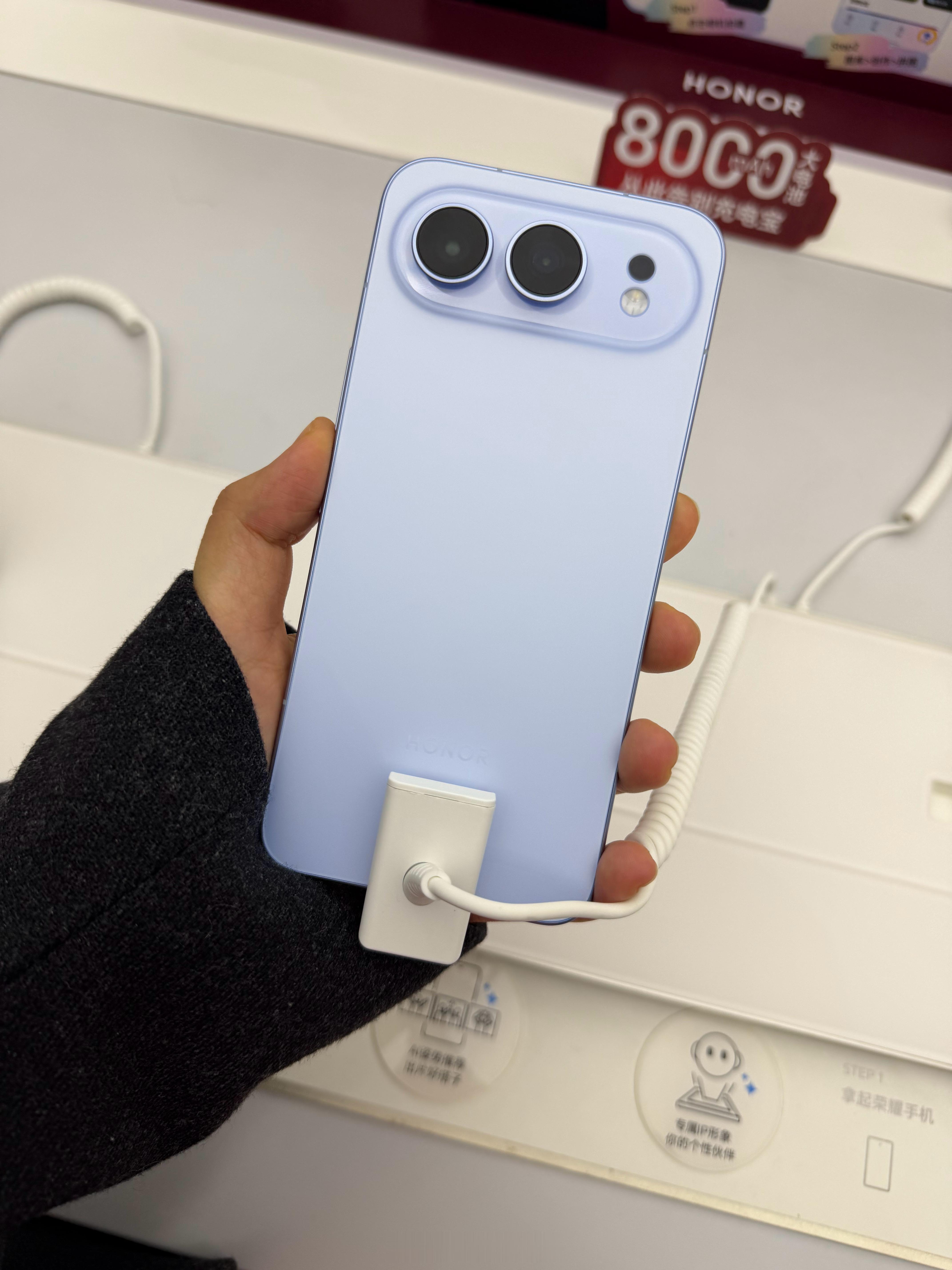 荣耀500系列实拍横向跑道式镜头模组设计确实和那啥挺像的但是也没太有所谓毕竟手机