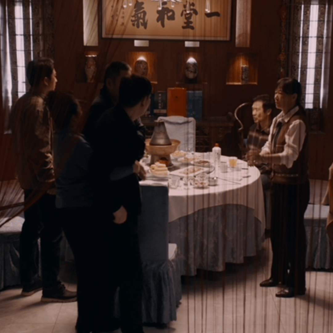 电影向光花盛开 最动人的是它始终在倾听那些被忽略的声音。影片里的少年们，或是困于
