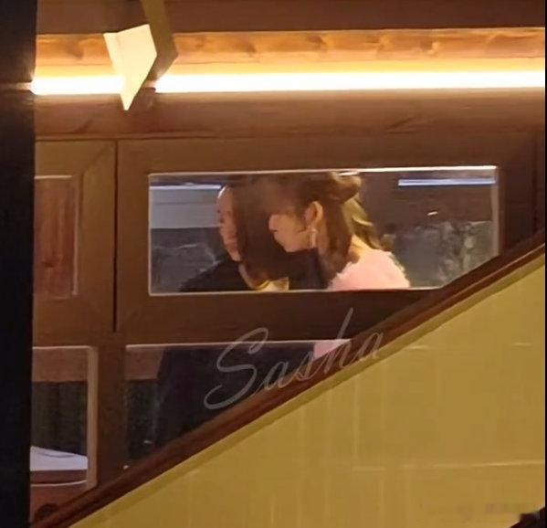 武汉偶遇林依晨张艺凡偶遇林依晨张艺凡拍电影武汉的朋友也太幸运了吧！林依晨和张艺凡