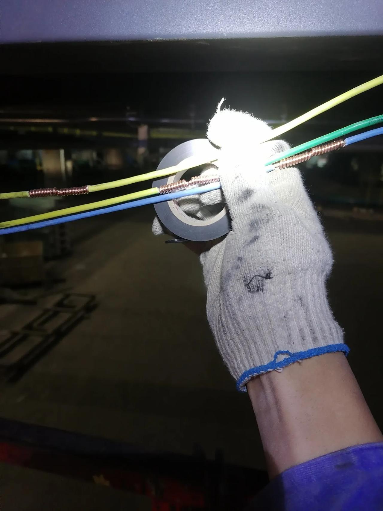 大家好，我是水电工星仔，这只手还是嫩了点，并线拉放几天，就弄了一手的泡。