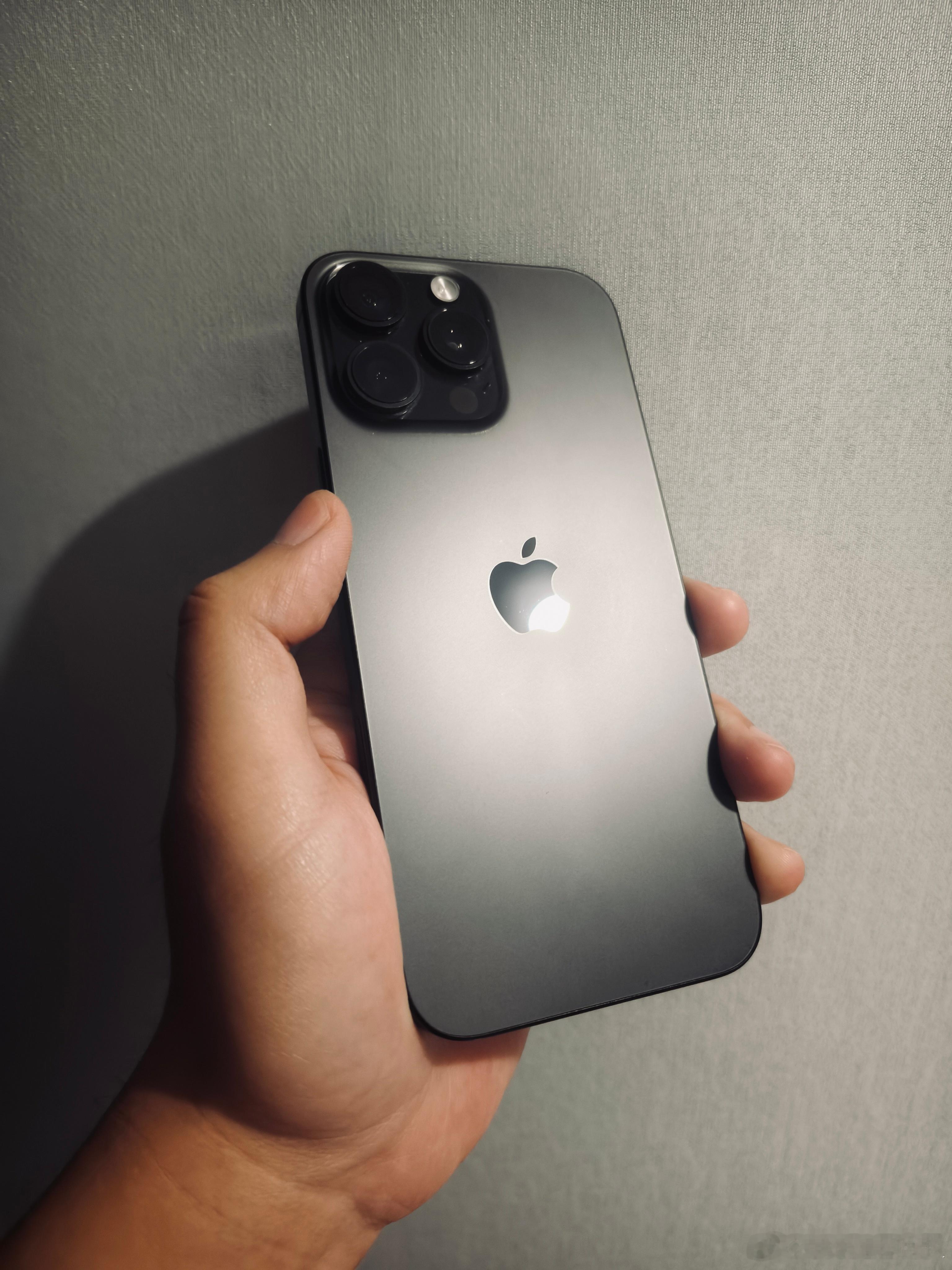 今天是很多人使用iPhone 16的最后一天。10分满分话，给它过去一年的表现打