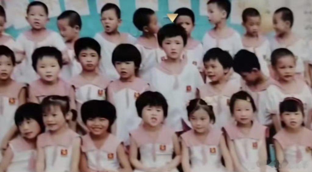 宋亚轩抱着欢乐颂拍毕业照 宋亚轩一步一步走过孩子气 宋亚轩一步一步走过孩子气！ 