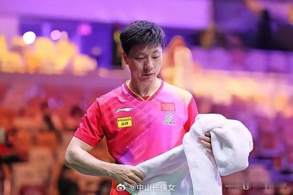 难题给到马龙了，龙队这个“2024年十佳运动员”怎么领？？太烫手了。小胖宣布退出