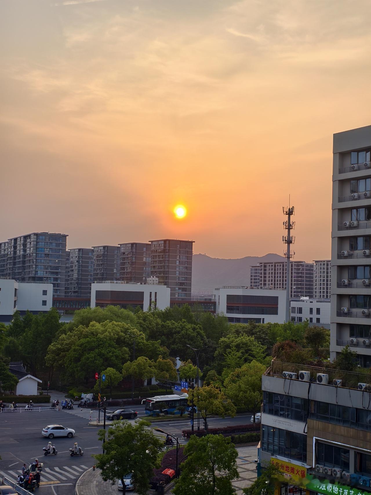 今天到了杭州，夕阳西下入住酒店，风景真美。安顿好找餐馆吃一天中的第二顿饭，没想到