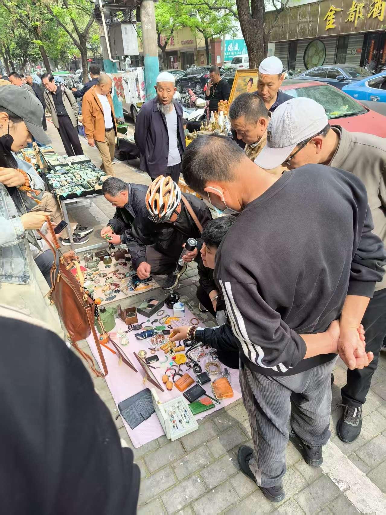 星期日的蚌埠南山古玩城的街上。