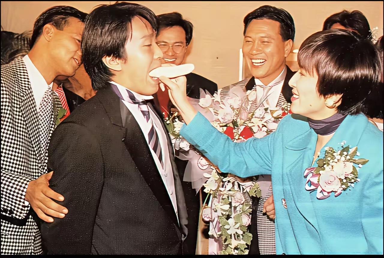 周星驰这辈子唯一一次当伴郎，给了万梓良。

那是1992年，万梓良和恬妞结婚，婚