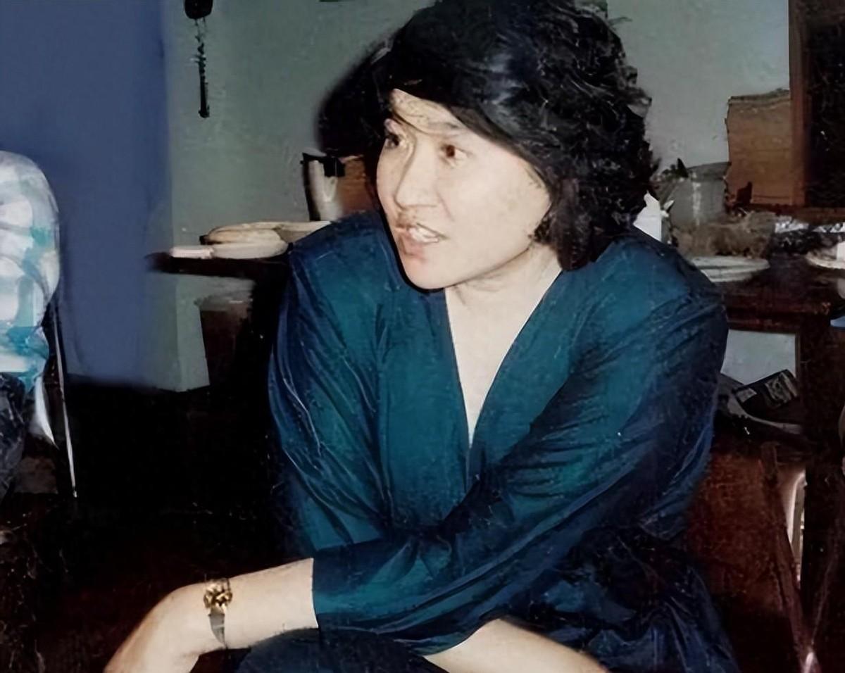 出差途中郭法曾巧遇刘平平，邀请她一起抽烟，刘平平亲切回应：爸，我照你说的做！
1