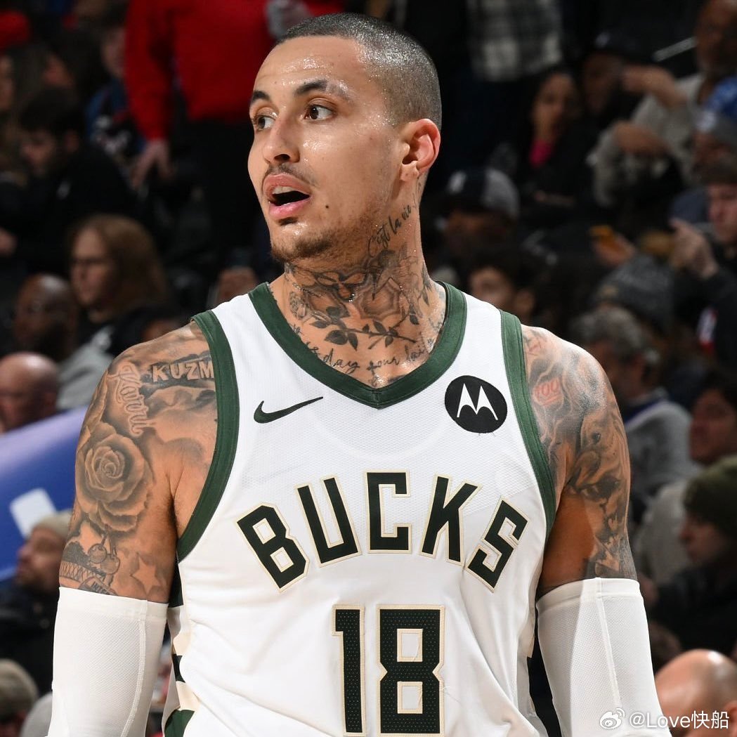 据记者Shams报道，在客场不敌公牛后。雄鹿教练组在赛后更衣室里专门点名了后卫瑞