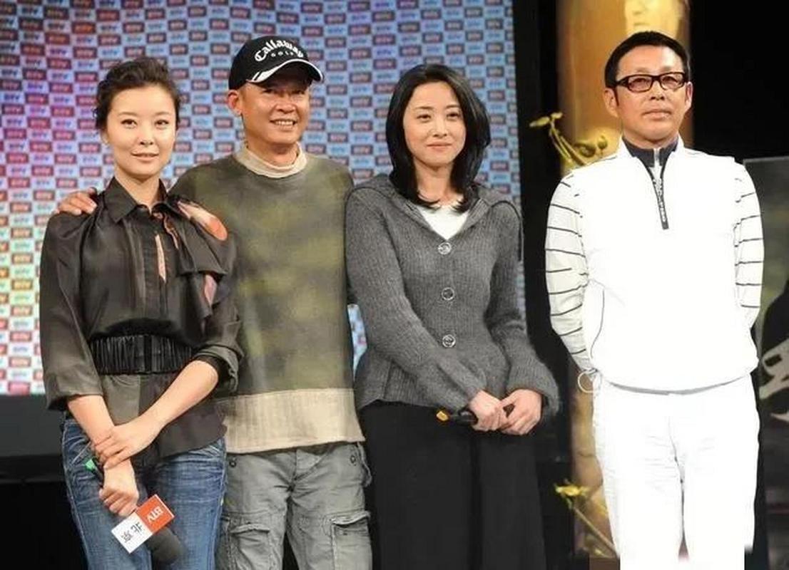 2010年，王志文、陈道明、柯蓝与刘蓓一起现身活动的画面。

当时，四位主演现身