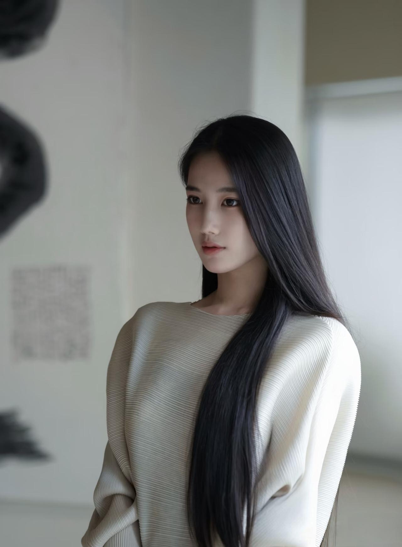女生怎么穿搭会看上去很优雅黑色的披肩长发，白色的水墨花纹套裙，看上去非常知性优雅