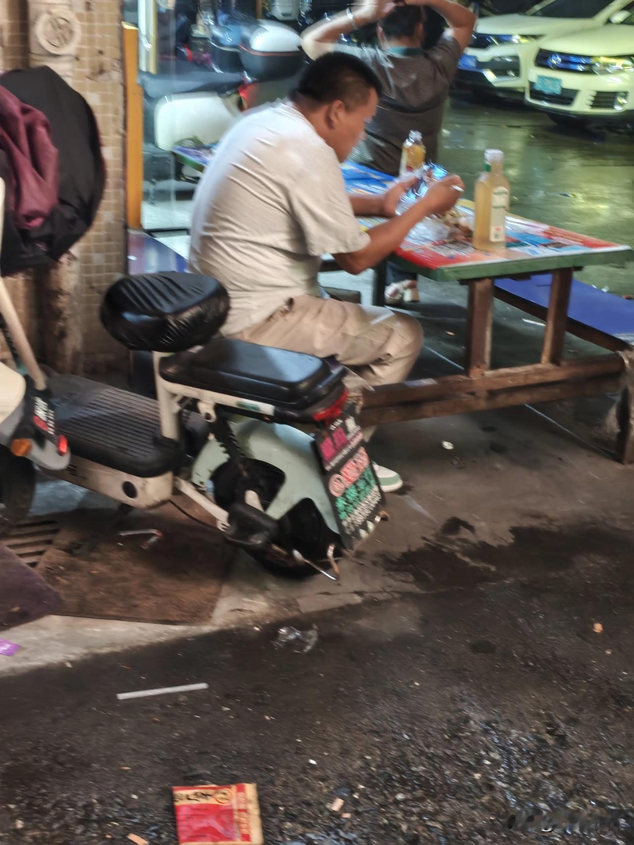 你问我答下班了，独处是快乐的，还是忧愁的，其实，只要玩起了手机，啥都忘了。