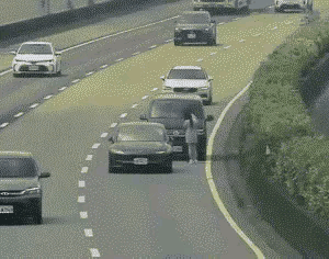 只要在高速上撞车。人员赶快撤离。后方150放警示牌。理论知识怎么学习的？