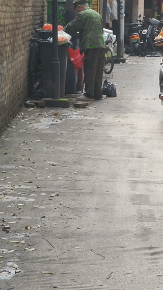 网友街头拍到一位年轻时曾参加过“越战”的老兵爷爷正站在垃圾桶旁边不知道他究竟是在