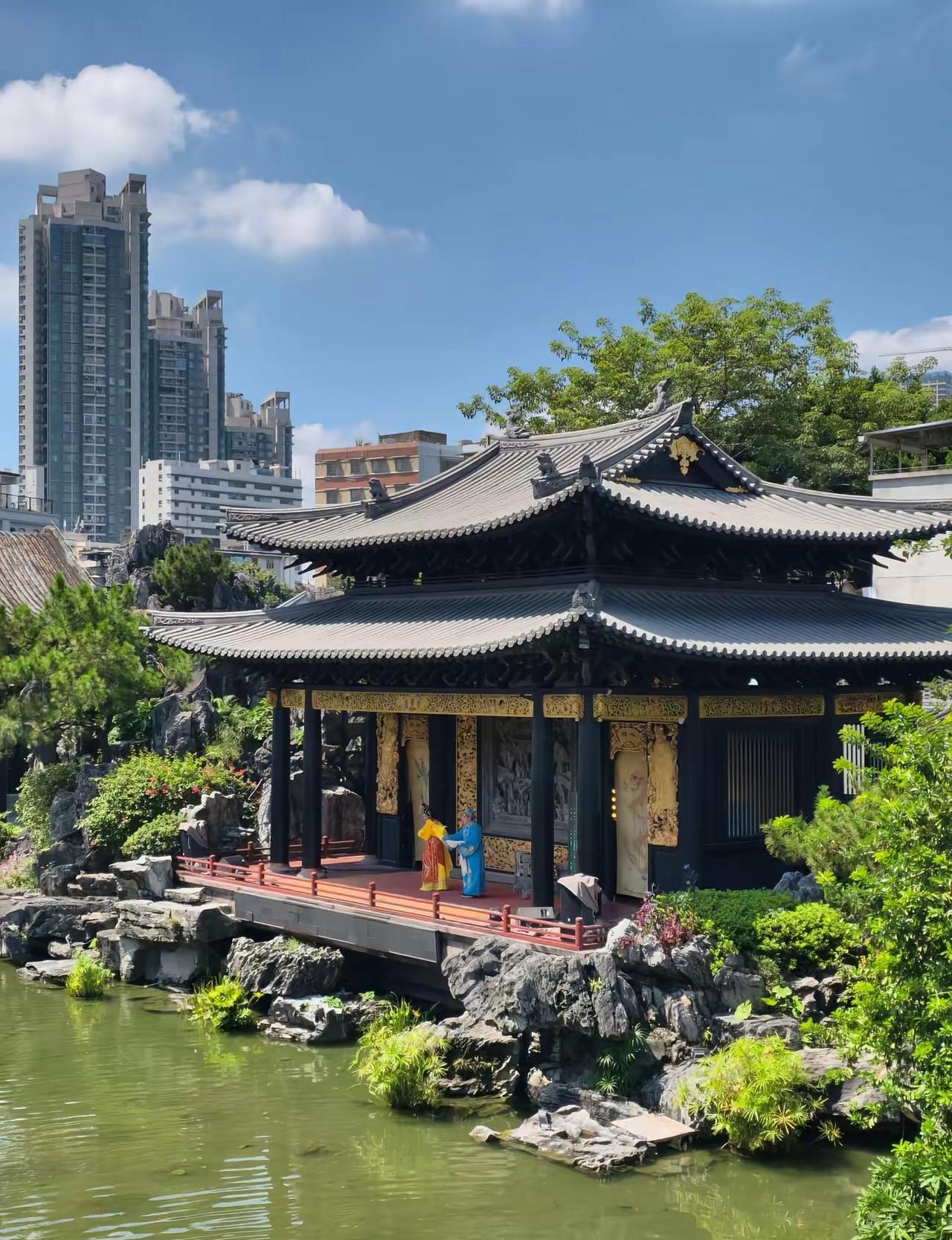 感受西关，其实去两个博物馆就够了。 荔湾的景点看上去很庞杂，真想感受老广特色，去