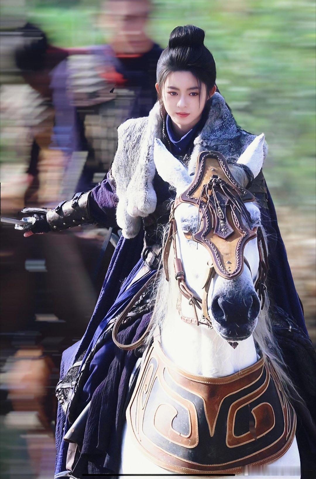 黄杨钿甜上一秒甜妹下一秒拽姐黄杨钿甜舞剑好飒来看娱乐一秒切换甜妹与拽姐，舞剑时凌