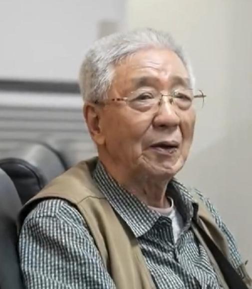 91岁海军老兵参观军舰，却因没有预约被安保人员拦下，情急之下，他拿出1953年的