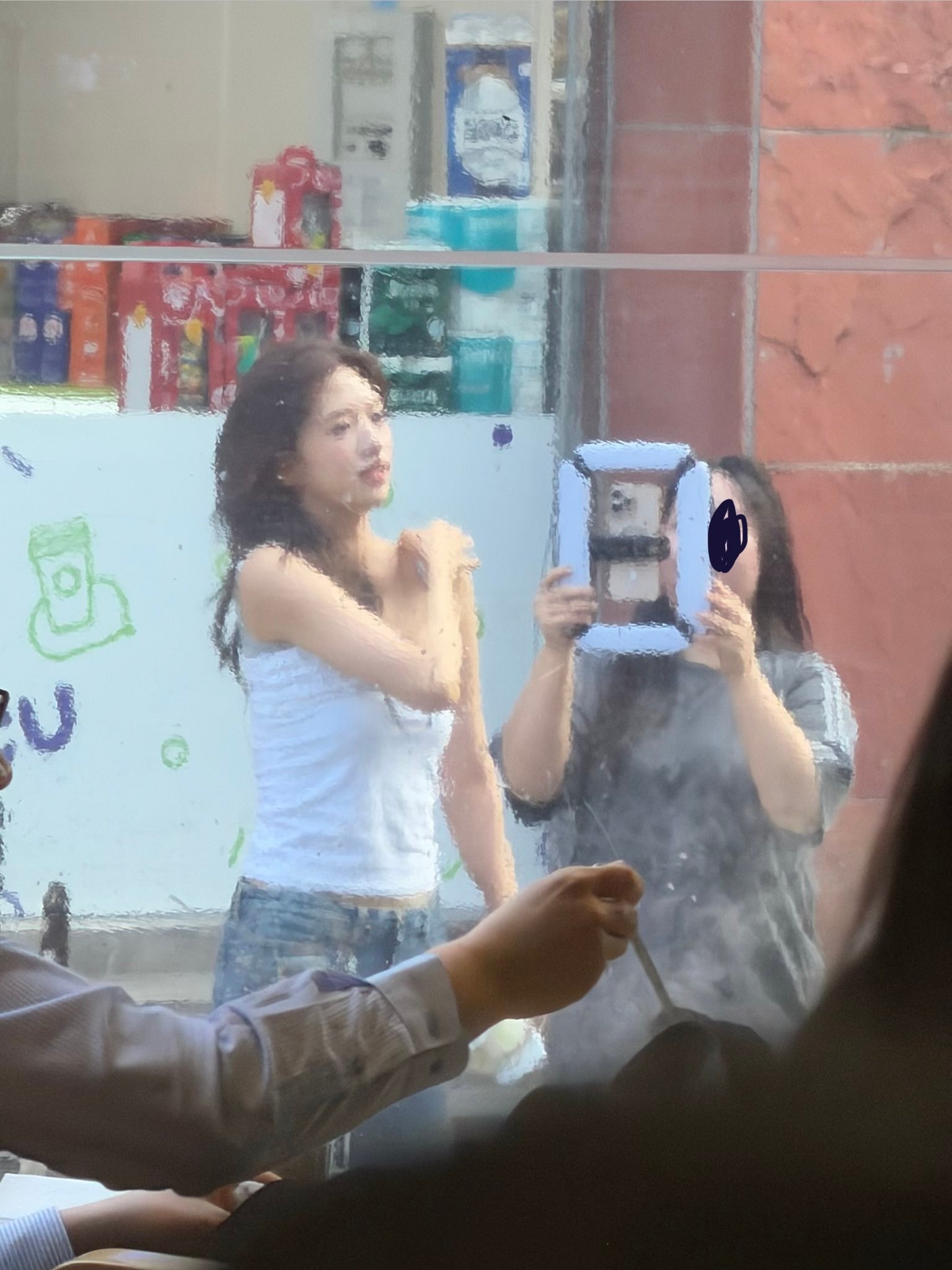 有人在宣陵站的신동궁土豆汤店偶遇宥真尼宥真尼坐在最角落里 一边拍着什么一边吃饭 