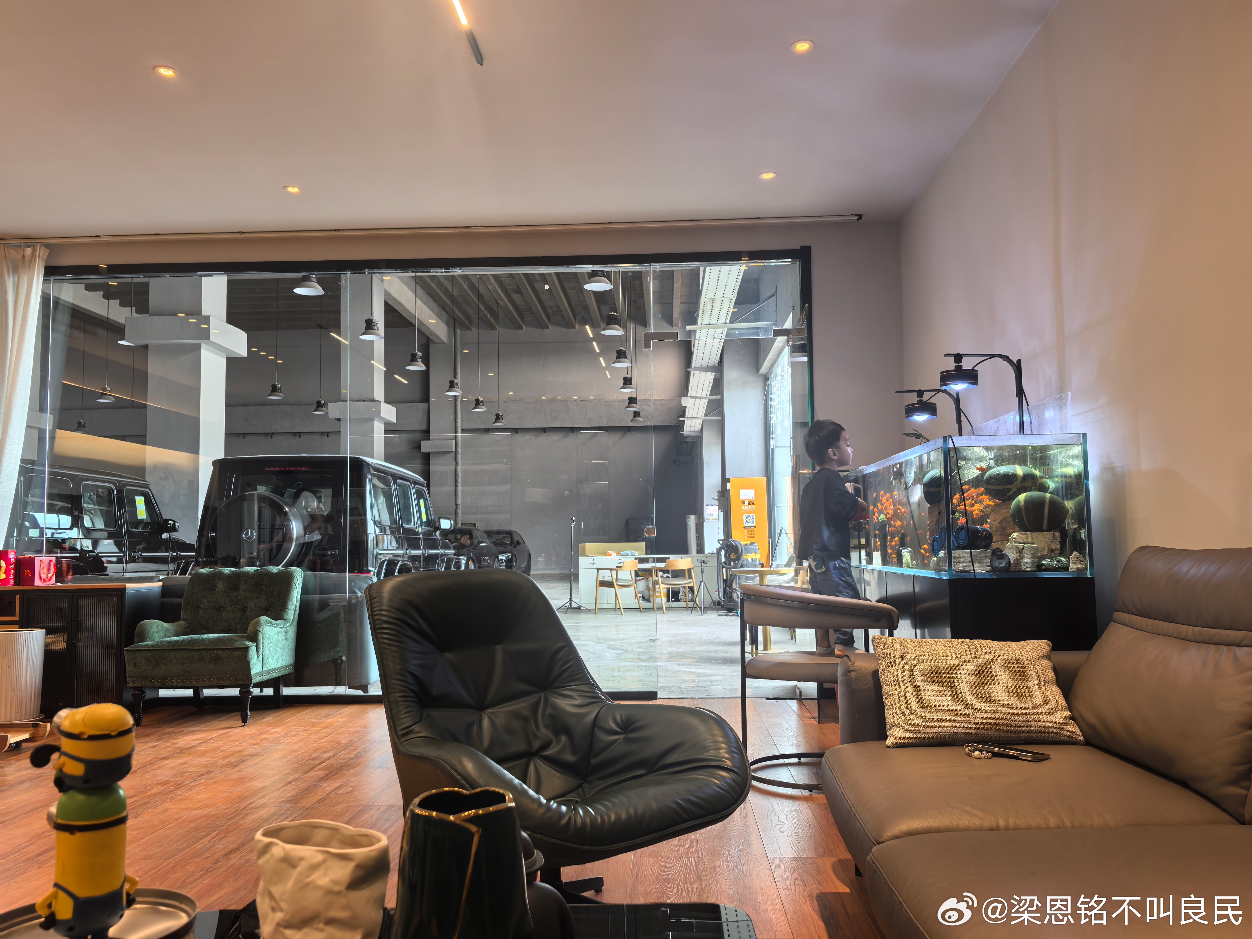 大川哥每周最开心的事就是来公司看车车，然后喂乌龟。今年从外地回来后大半年的时间都