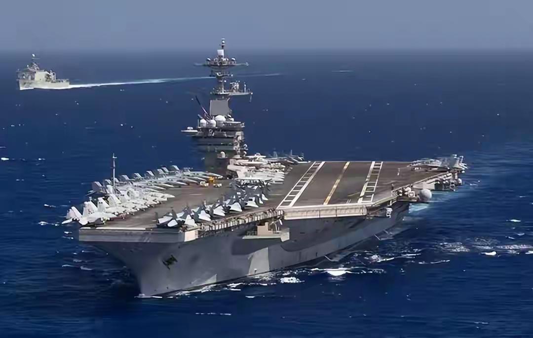 张召忠表示，击沉美国航母挑战极大、后果极重。美航母有护航编队层层防御，抗沉性极强