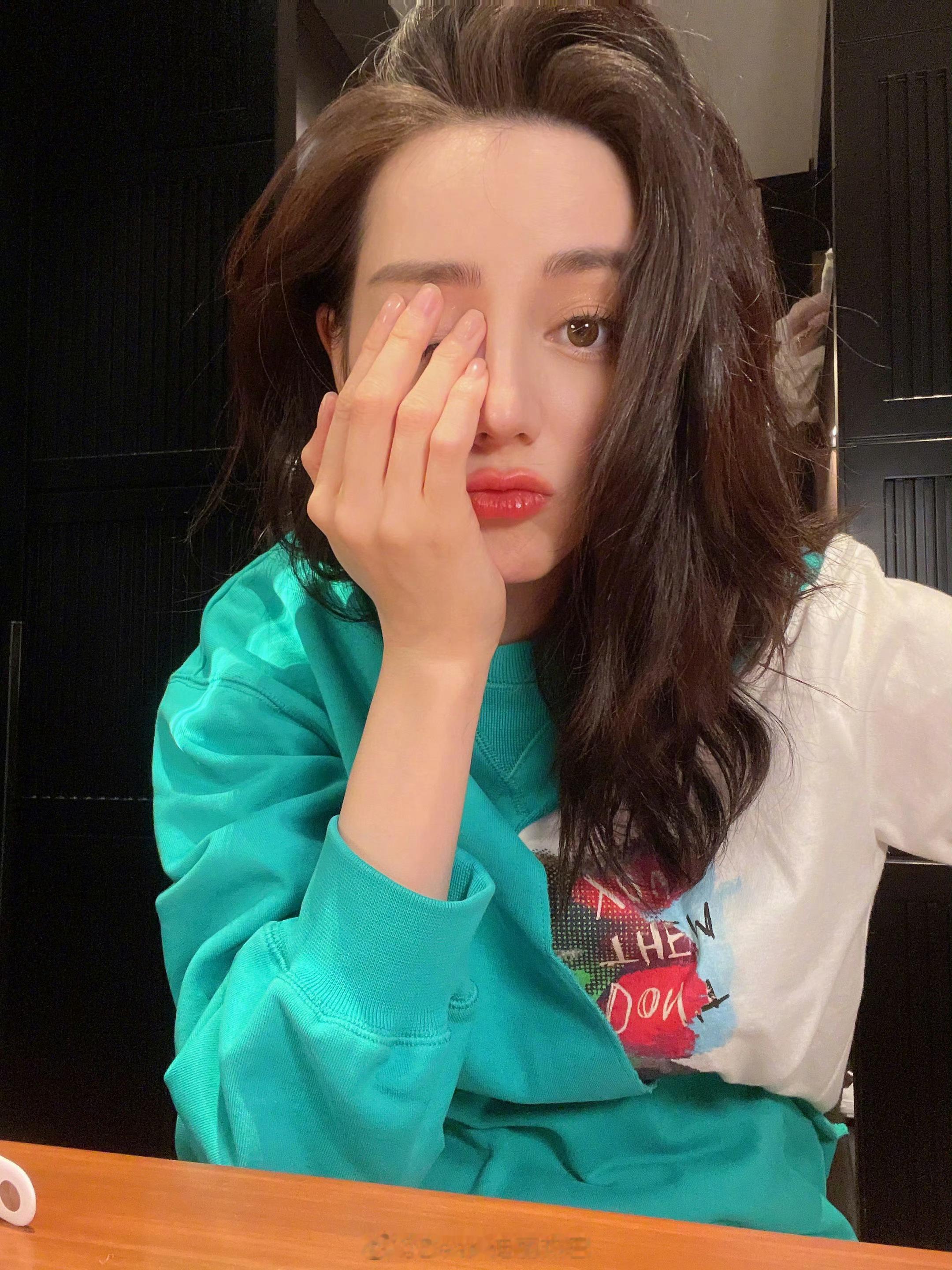 好久没自拍了，出来发两张自拍 ​​​