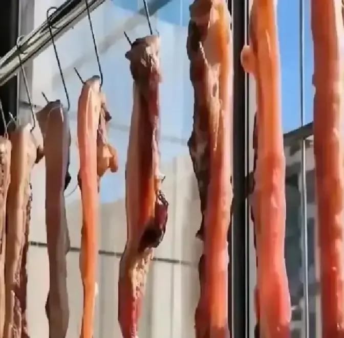 武汉阿姨拿矿泉水瓶剪成斜坡，腊肉油一滴不落地流进瓶肚，视频一出点赞破百万。
我刷