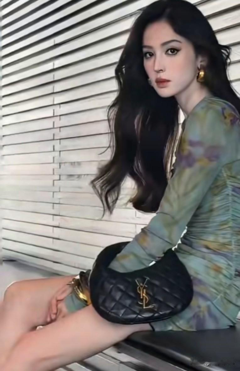 古力娜扎虞书欣撞衫


古力娜扎与虞书欣撞衫同款绿调褶皱晕染连衣裙，娜扎搭配精致