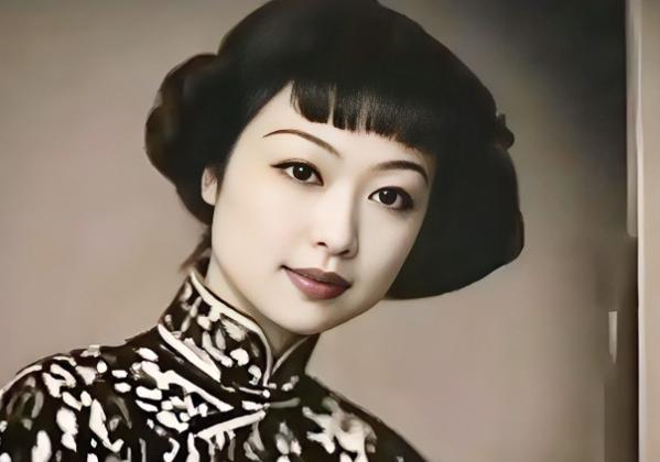 她是杜月笙的堂侄女，淞沪会战中与丈夫英勇抗敌，最后，与日寇同归于尽，她就是巾帼英