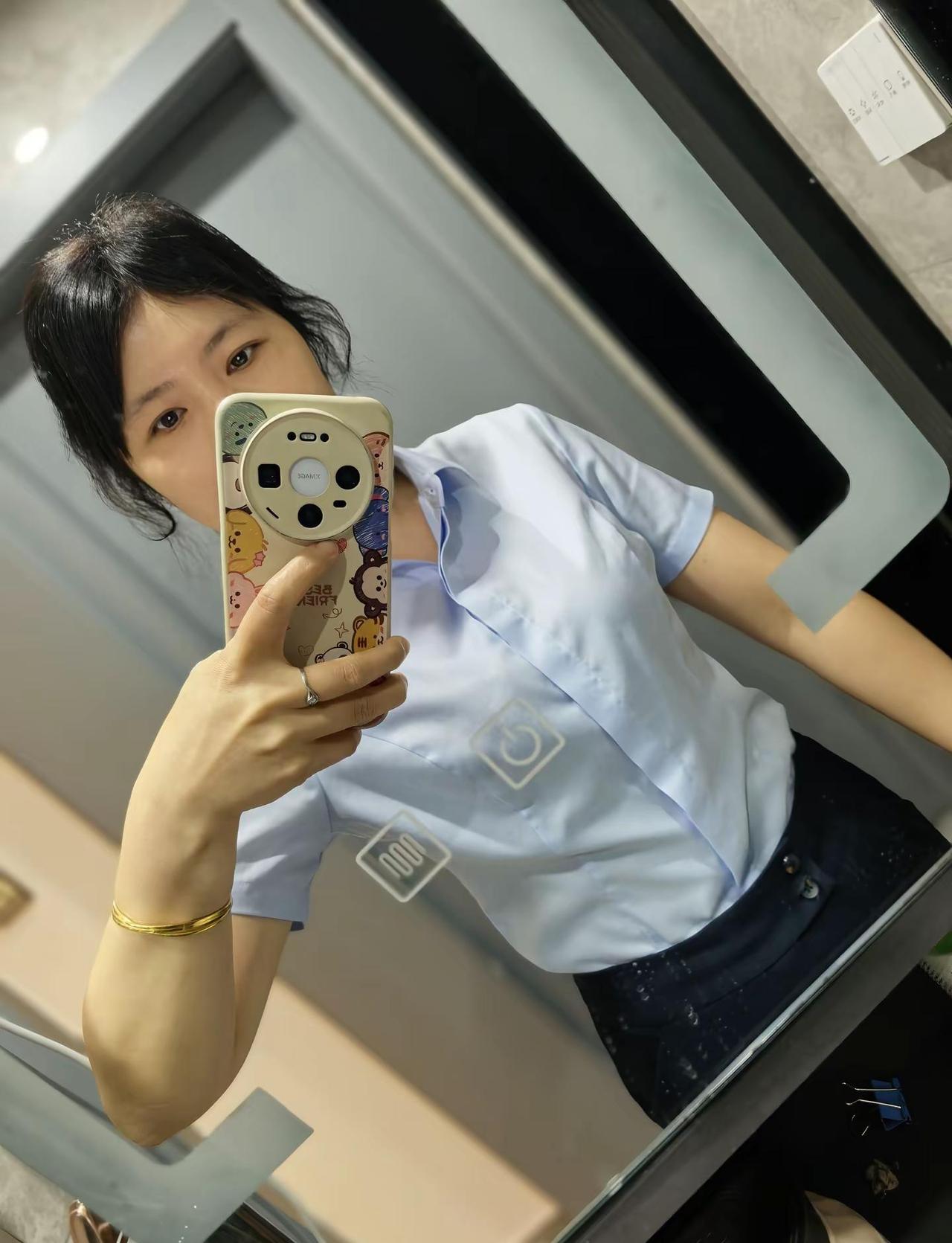 女人永远为每天出门穿什么而发愁，今天开始，不用再纠结每天穿什么了。四十岁的X女士