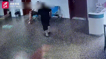 岳阳长炼医院急诊大厅，监控拍下一名黑衣男子冲进来，对着另一个人拳打脚踢，对方倒地
