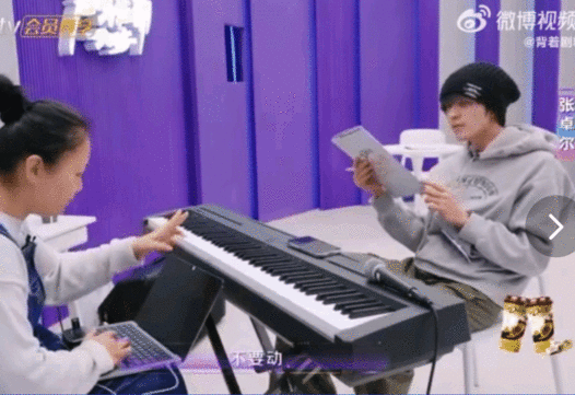 张卓尔身骑白马海绵宝宝上身 练歌房的紧张氛围？不存在的！海绵宝宝上身直接欢乐加倍