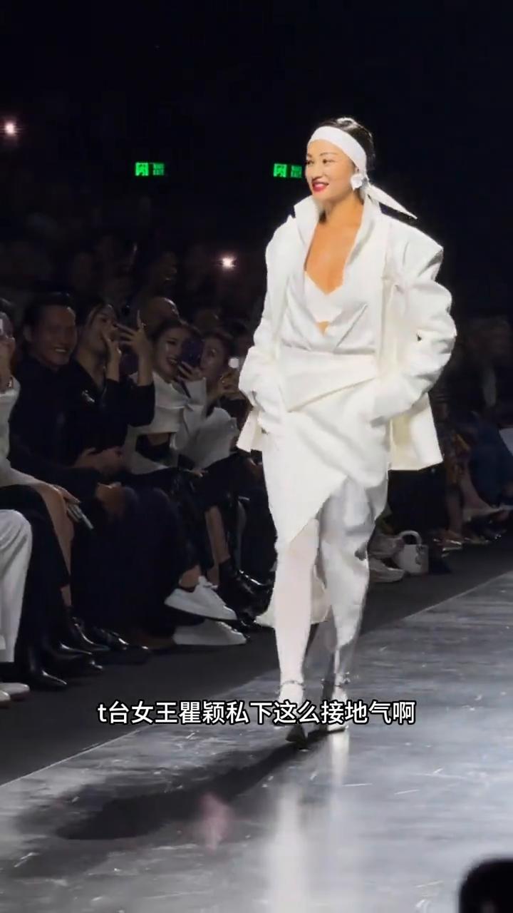 泰国偶遇瞿颖。
谁会想到t台女王瞿颖私下这么接地气。6月17日有网友在泰国街头偶