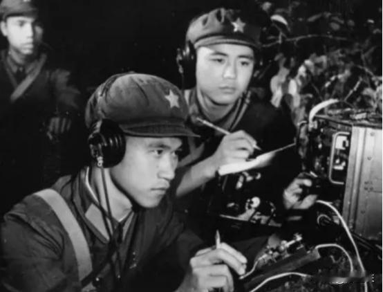 1985年，黑龙江退休职工在石缝里发现不明电台遗物，检查后发现，上面写有中文“朴