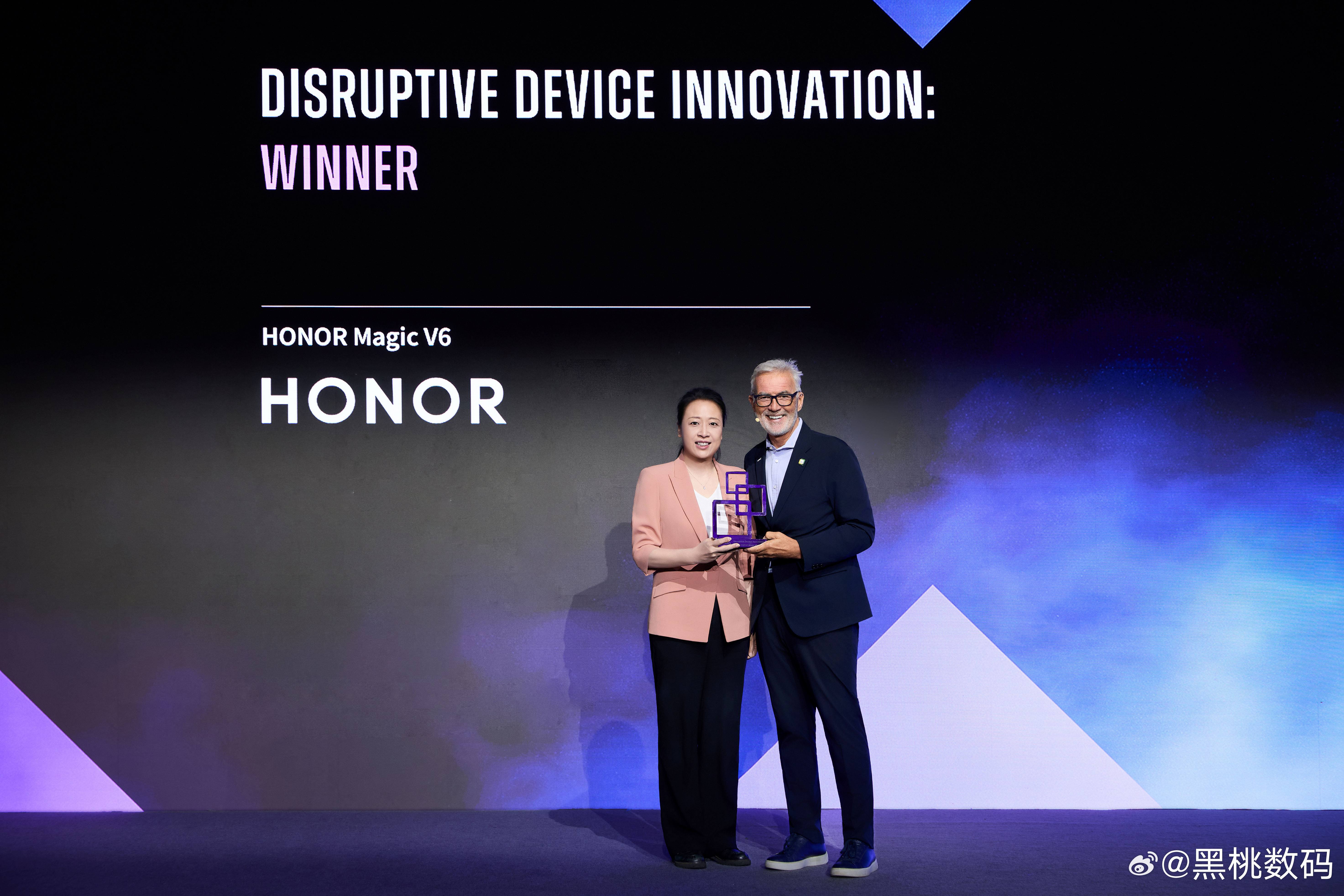 2026 年 MWC 上海展上，荣耀 Magic V6 赢过 iPhone、华为