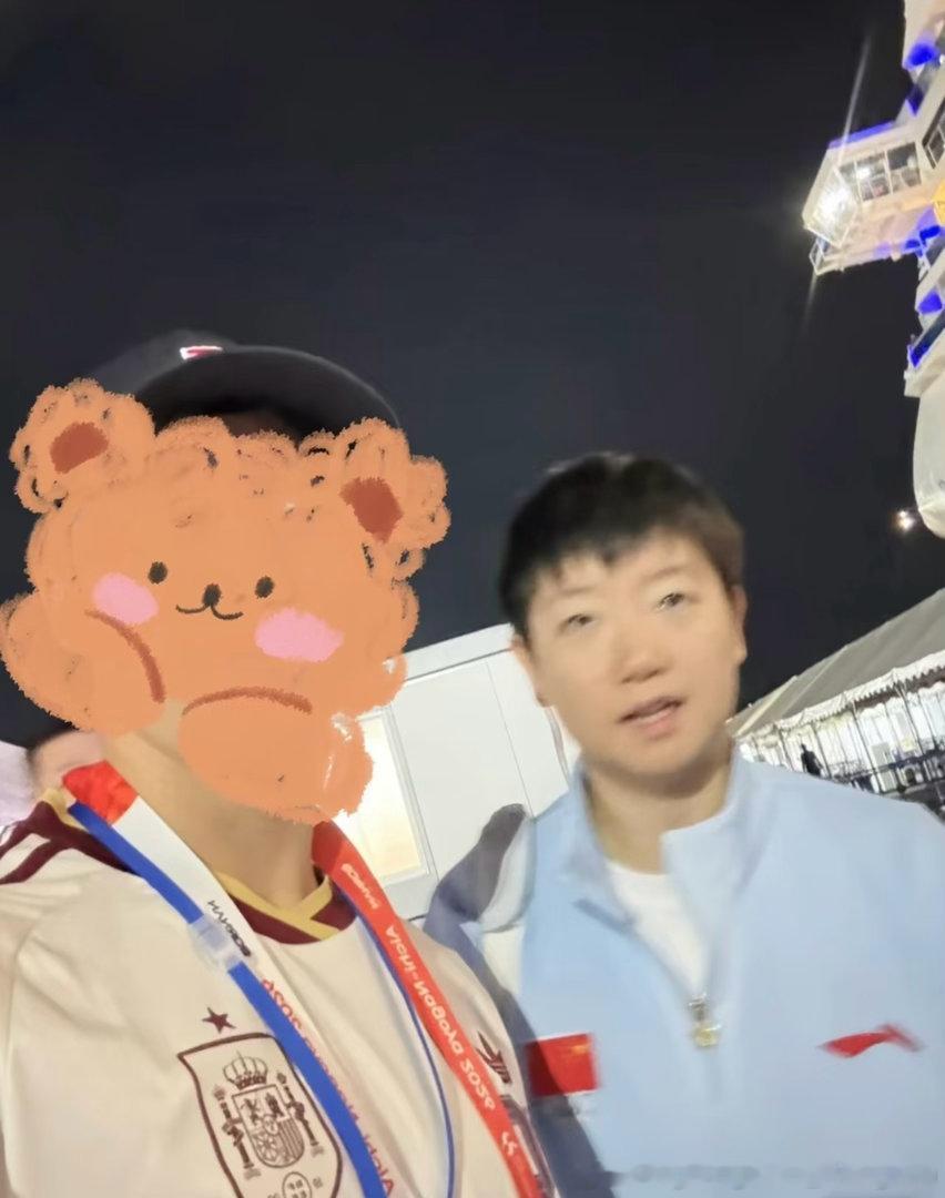 睡意朦胧的咪 比赛加油孙颖莎 ​​​
