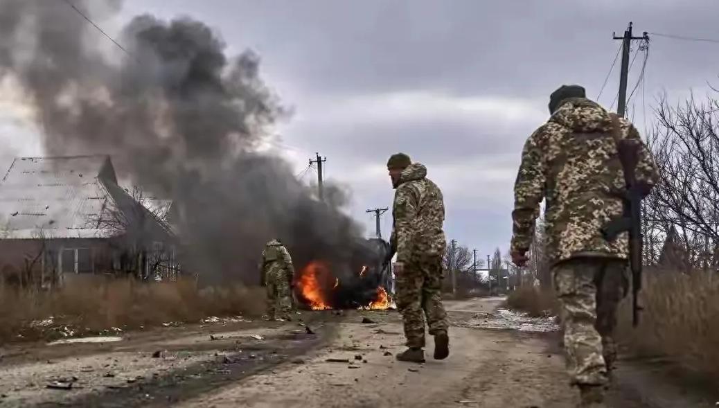 乌军在撤离的时候经常损毁一些武器装备，因为这些由北约国家支援而来的武器装备不统一