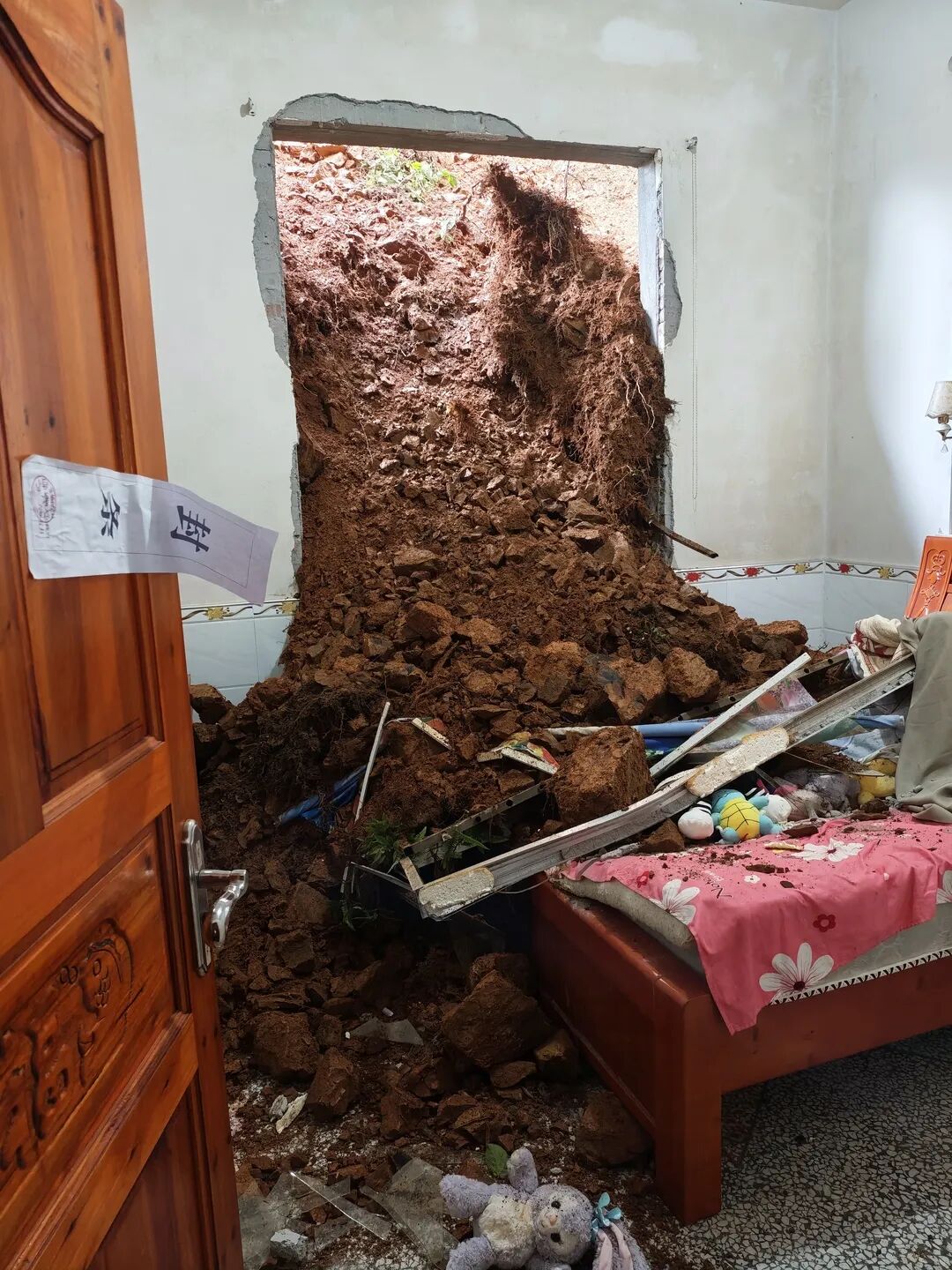 暴雨巡查发现山体异常，村支书果断转移3人！次日滑坡发生、房屋被毁，一家人毫发无伤躲过一劫