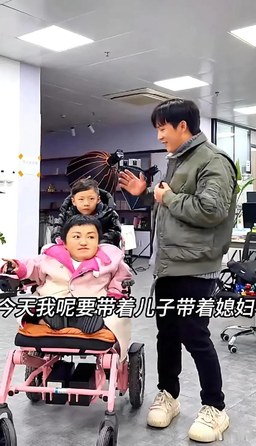 大双真有耐心，陪伴媳妇和儿子一起看马戏，一家三口都开心！

#我来唠家常#大双带