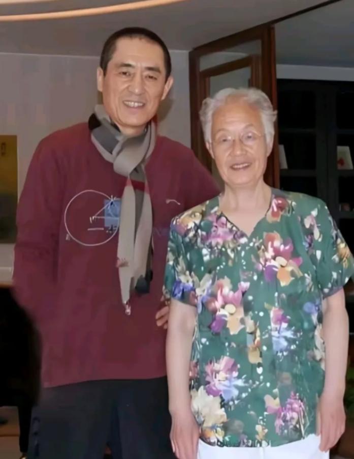 真是让人意外，原以为张艺谋是西安乡下的农民子弟，没想到一查才发现，人家全家都是妥