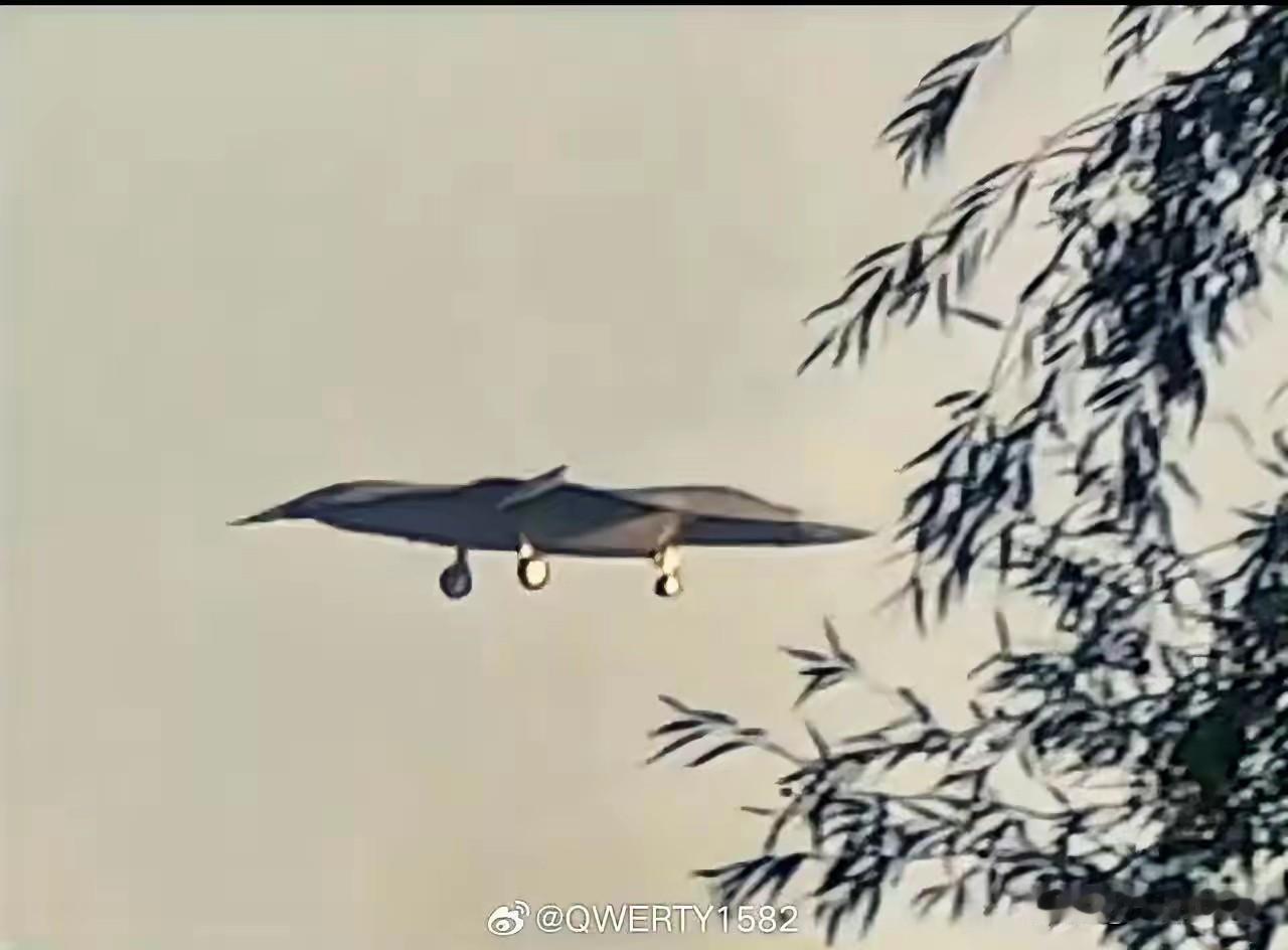 快看，外星战舰现身。