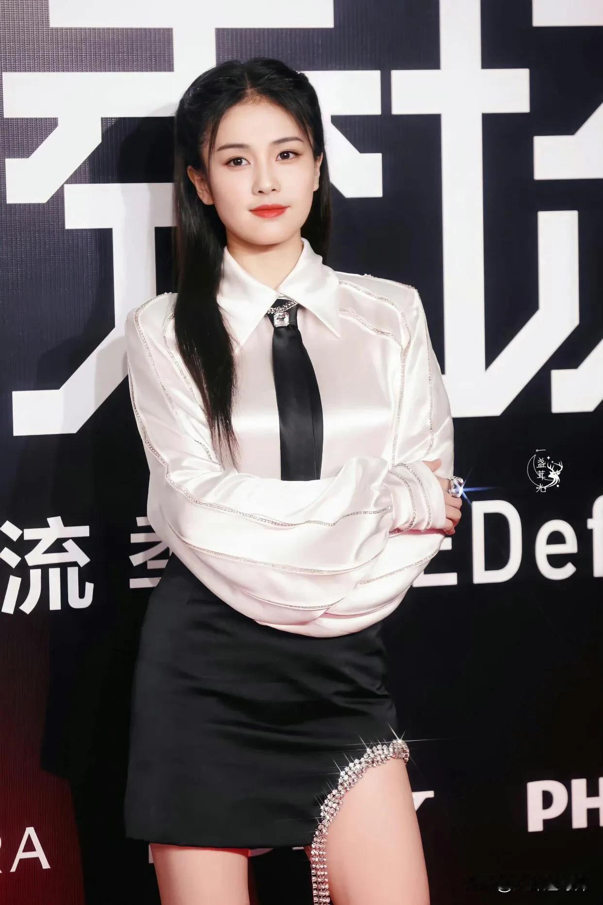 白鹿的极品美图！上围丰满，好身材遮不住！
以前都没注意白鹿的身材，真丝衬衫都兜不
