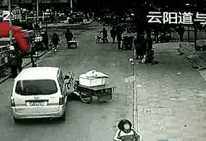 行人不要随便走机动车道，哪怕是一条小路！看看下面的动图就明白了：如果老人走在右边